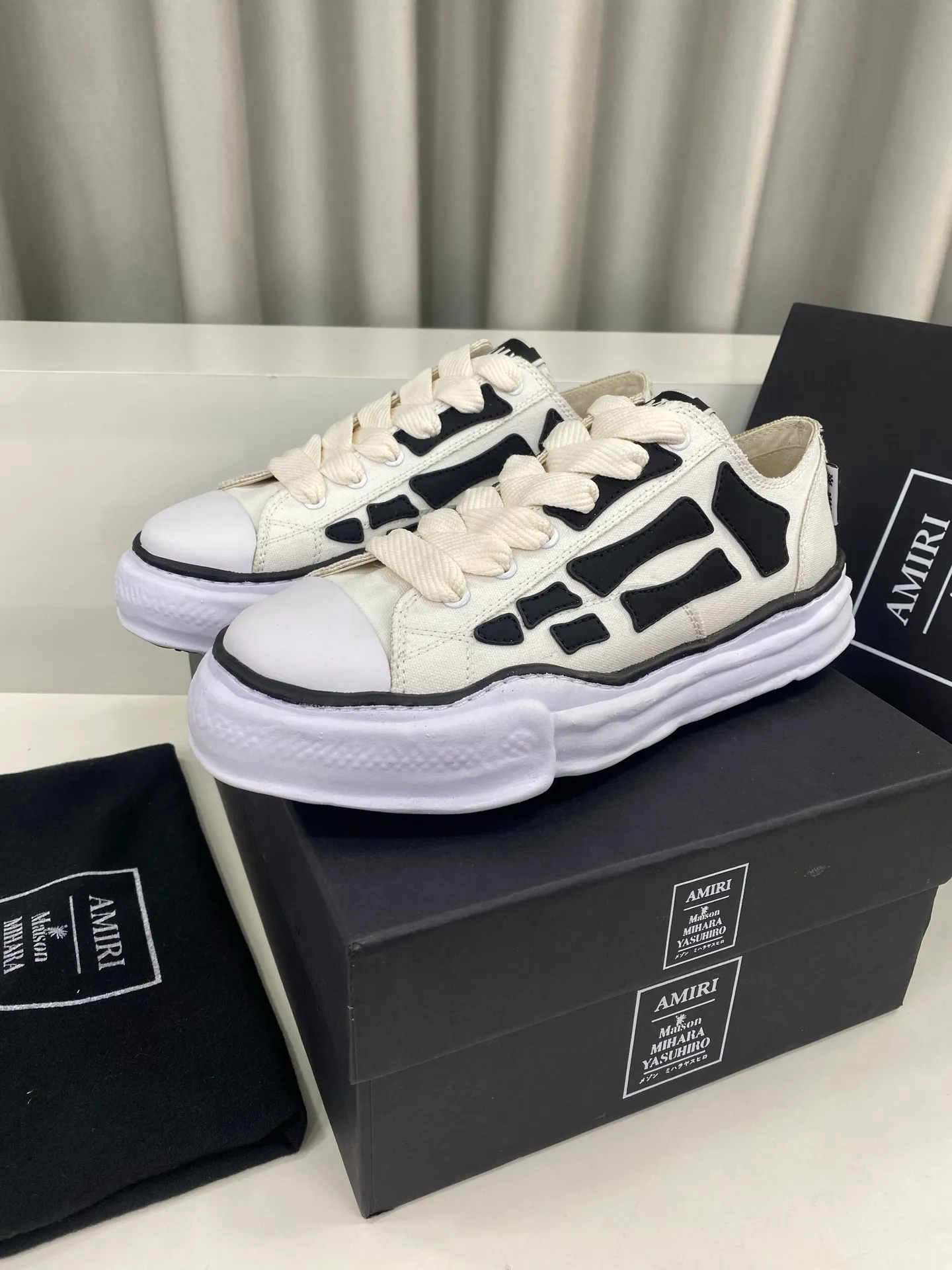 [AMIRI Handmade clay mold soles and AMIRI's iconic BONES leather embroidery details are a major feature of the shoe, showing unique craftsmanship and style🚩 Material: Upper original custom space Monica canvas! Lining: original technical cloth, outsole: original molded steel-stamped EVA foam bottom,